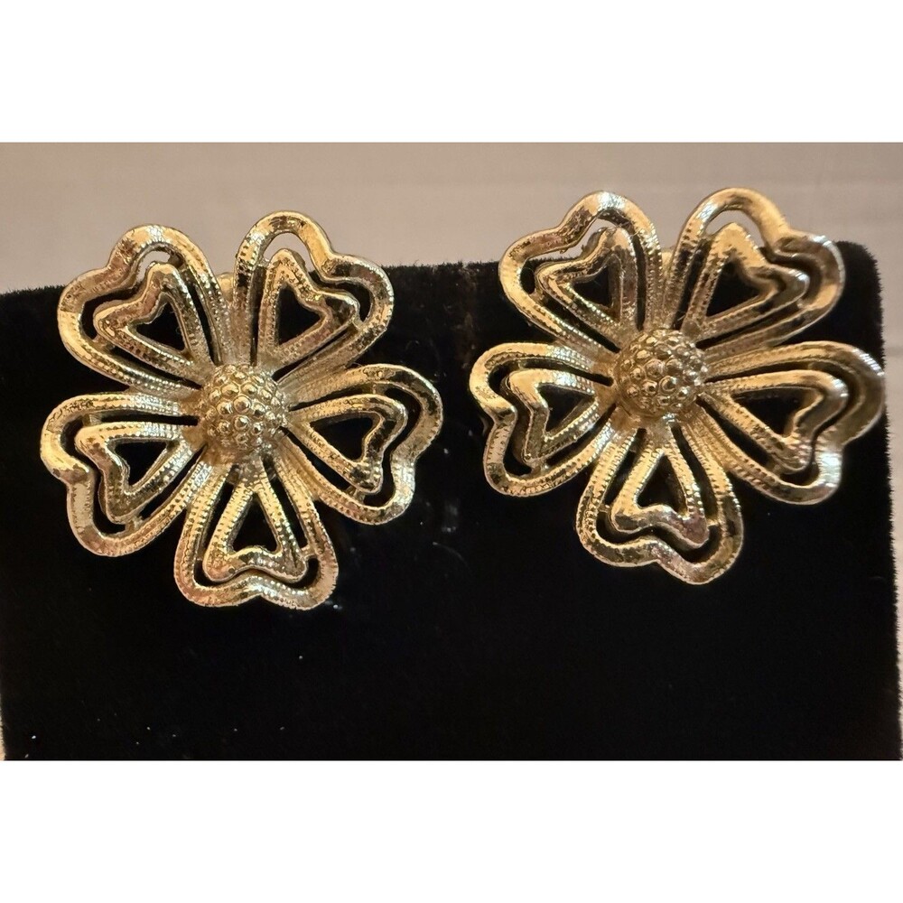 Vintage 1950s Lisner Textured Gold Tone Openwork Floral Flower Clip On Earrings